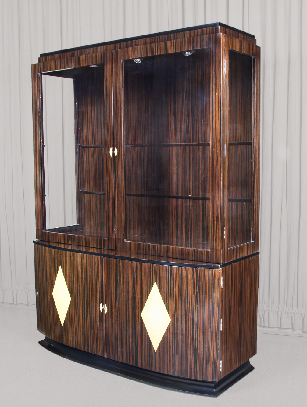  MUEBLE VAJILLERO ESTILO ART DECO CON VITRINA EN ALZADA. 