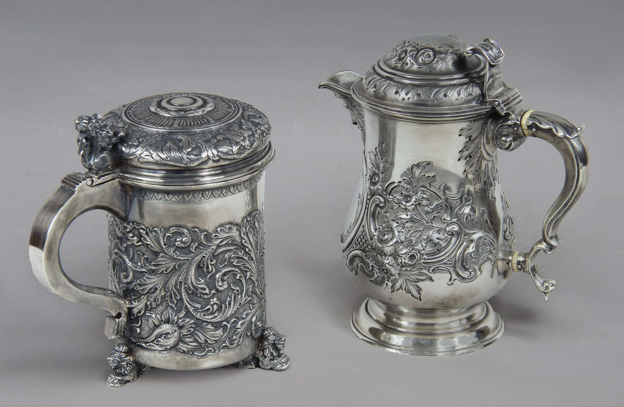 Lotes 476 y 477: 
																		ANTIGUO TANKARD DE PLATA RUSA SELLADA CON TAPA.
																		JARRA CON TAPA DE PLATA INGLESA SELLADA CON TAPA.