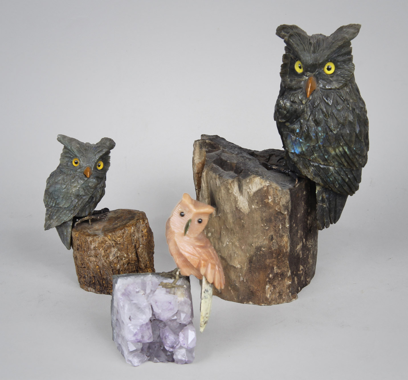  TRES AVES DE PIEDRA DURA SOBRE TRONCOS. 