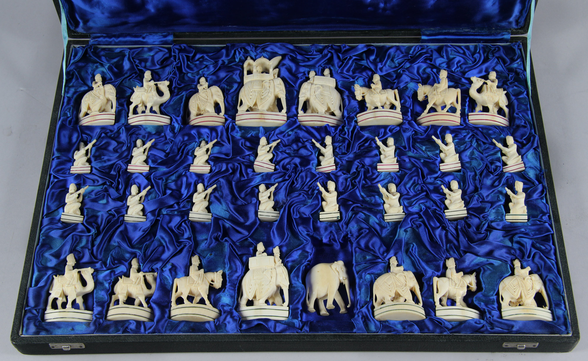  JUEGO ORIENTAL DE FICHAS DE AJEDREZ DE ESCULPIDO.
