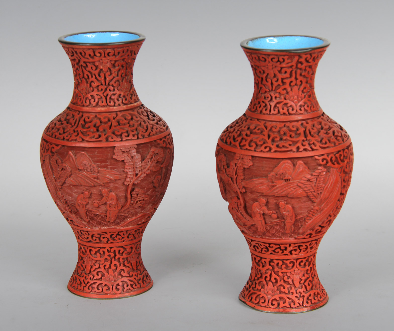  PAR DE VASOS CHINOS DE BRONCE RECUBIERTOS POR LACA ROJA. 