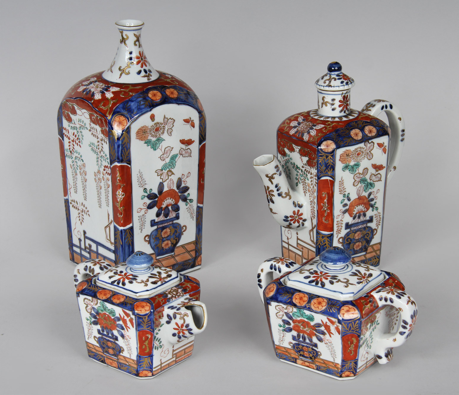  CONJUNTO DE PORCELANA CHINA PINTADO A MANO. 