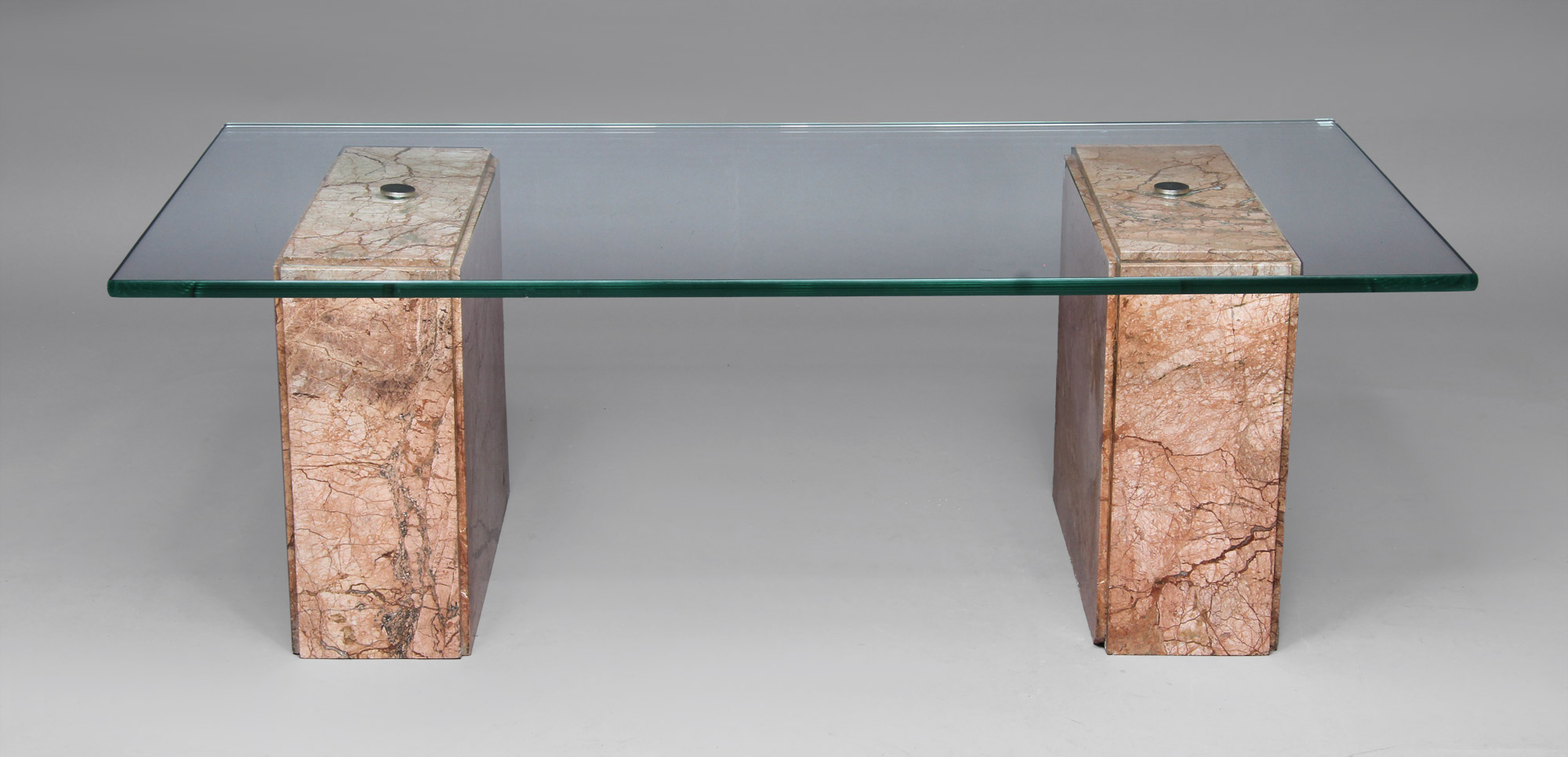  MESA BAJA RECTANGULAR DE LINEA MODERNA. 