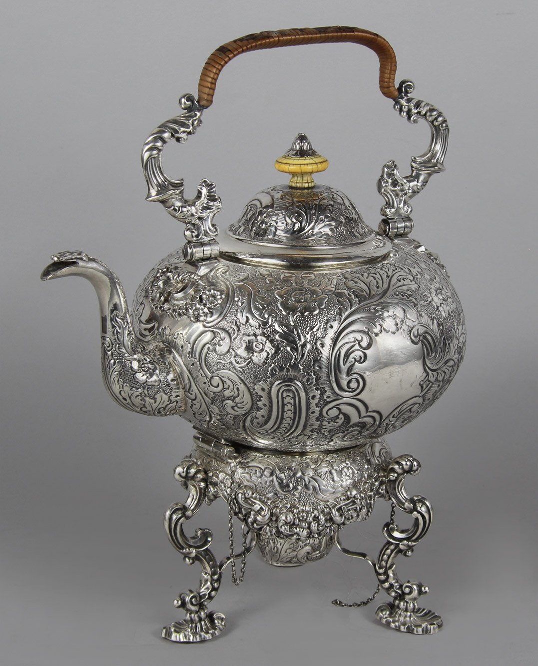  SAMOVAR INGLES DE METAL PLATEADO CON SOPORTE Y CALENTADOR. 