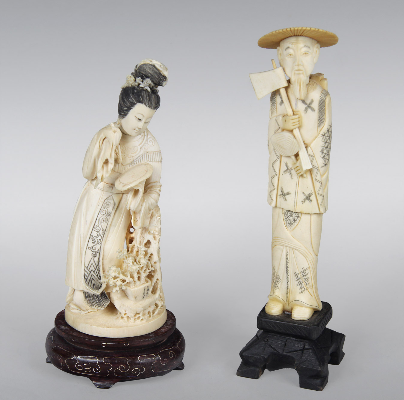  DOS FIGURAS CHINAS DE MARFIL ESCULPIDO. 