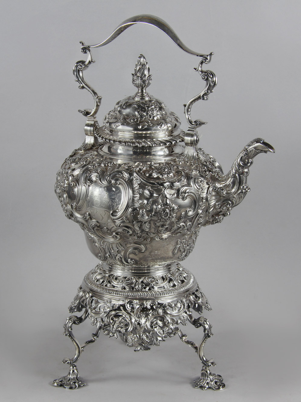  IMPORTANTE SAMOVAR INGLES DE EPOCA JORGE II CON SOPORTE.