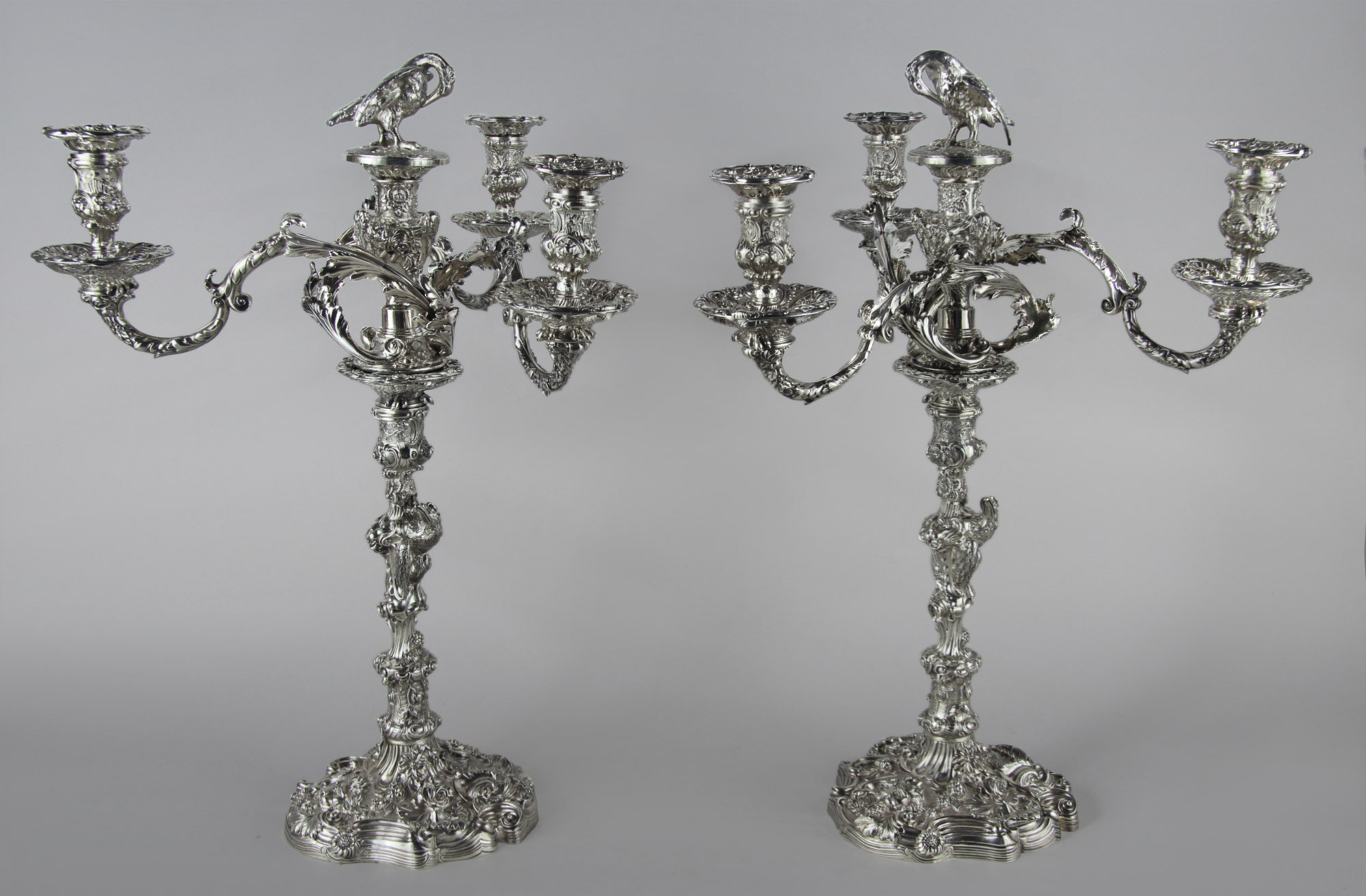  PAR DE IMPORTANTES CANDELABROS DE PLATA INGLESA SELLADA.