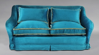 Lote 337: SOFA CONFORTABLE PARA DOS CUERPOS.  SOFA CONFORTABLE PARA DOS CUERPOS. 