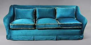 Lote 321: SOFA CONFORTABLE PARA TRES CUERPOS.  SOFA CONFORTABLE PARA TRES CUERPOS. 