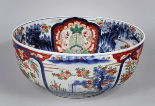 Lote 737: GRAN CENTRO HONDO DE PORCELANA JAPONESA IMARI.  GRAN CENTRO HONDO DE PORCELANA JAPONESA IMARI. 