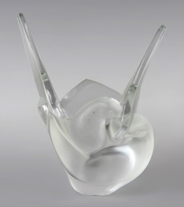 Lote 706: CENTRO FRANCES DE VIDRIO ARTISTICO FIRMADO LALIQUE.  CENTRO FRANCES DE VIDRIO ARTISTICO FIRMADO LALIQUE. 