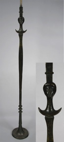 Lote 679: LAMPARA DE PIE AL ESTILO DE LAS DE GIACOMETTI. LAMPARA DE PIE AL ESTILO DE LAS DE GIACOMETTI.