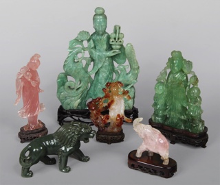 Lotes 757, 758, 759, 760, 761 y 762: 
																		FIGURA FEMENINA CHINA CON FRUTOS Y ABANICO. 
																		GRUPO CHINO CON FIGURA FEMENINA Y AVES. 
																		GRUPO CHINO FORMADO POR UNA MUJER Y DOS NIÑOS. 
																		FIGURA CHINA REPRESENTANDO UN LEON AL ACECHO. 
																		PEQUEÑA FIGURA CHINA REPRESENTANDO DAMA CON FLORES.
																		PEQUEÑA FIGURA DE ELEFANTE EN CUARZO ROSA. 