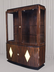 Lote 226: MUEBLE VAJILLERO ESTILO ART DECO CON VITRINA EN ALZADA.  MUEBLE VAJILLERO ESTILO ART DECO CON VITRINA EN ALZADA. 