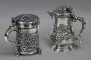 Lotes 476 y 477: 
																		ANTIGUO TANKARD DE PLATA RUSA SELLADA CON TAPA.
																		JARRA CON TAPA DE PLATA INGLESA SELLADA CON TAPA.