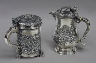 Lotes 476 y 477: 
																		ANTIGUO TANKARD DE PLATA RUSA SELLADA CON TAPA.
																		JARRA CON TAPA DE PLATA INGLESA SELLADA CON TAPA.