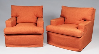 Lote 363: PAR DE SILLONES CONFORTABLES TOTALMENTE TAPIZADOS.  PAR DE SILLONES CONFORTABLES TOTALMENTE TAPIZADOS. 