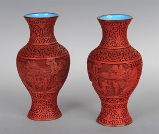 Lote 770: PAR DE VASOS CHINOS DE BRONCE RECUBIERTOS POR LACA ROJA.  PAR DE VASOS CHINOS DE BRONCE RECUBIERTOS POR LACA ROJA. 