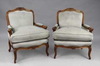 Lote 274: PAR DE SILLONES DE ESTILO FRANCES LUIS XV.  PAR DE SILLONES DE ESTILO FRANCES LUIS XV. 