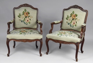 Lote 271: PAR DE SILLONES DE ESTILO FRANCES LUIS XV.  PAR DE SILLONES DE ESTILO FRANCES LUIS XV. 