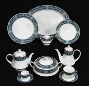 Lote 658: JUEGO DE PORCELANA JAPONESA NORITAKE PARA MESA.  JUEGO DE PORCELANA JAPONESA NORITAKE PARA MESA. 