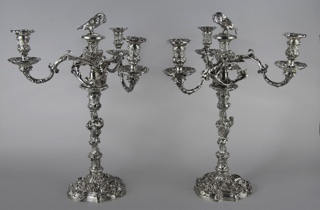 Lote 461: PAR DE IMPORTANTES CANDELABROS DE PLATA INGLESA SELLADA. PAR DE IMPORTANTES CANDELABROS DE PLATA INGLESA SELLADA.