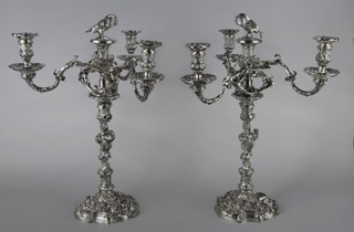 Lote 461: PAR DE IMPORTANTES CANDELABROS DE PLATA INGLESA SELLADA. PAR DE IMPORTANTES CANDELABROS DE PLATA INGLESA SELLADA.