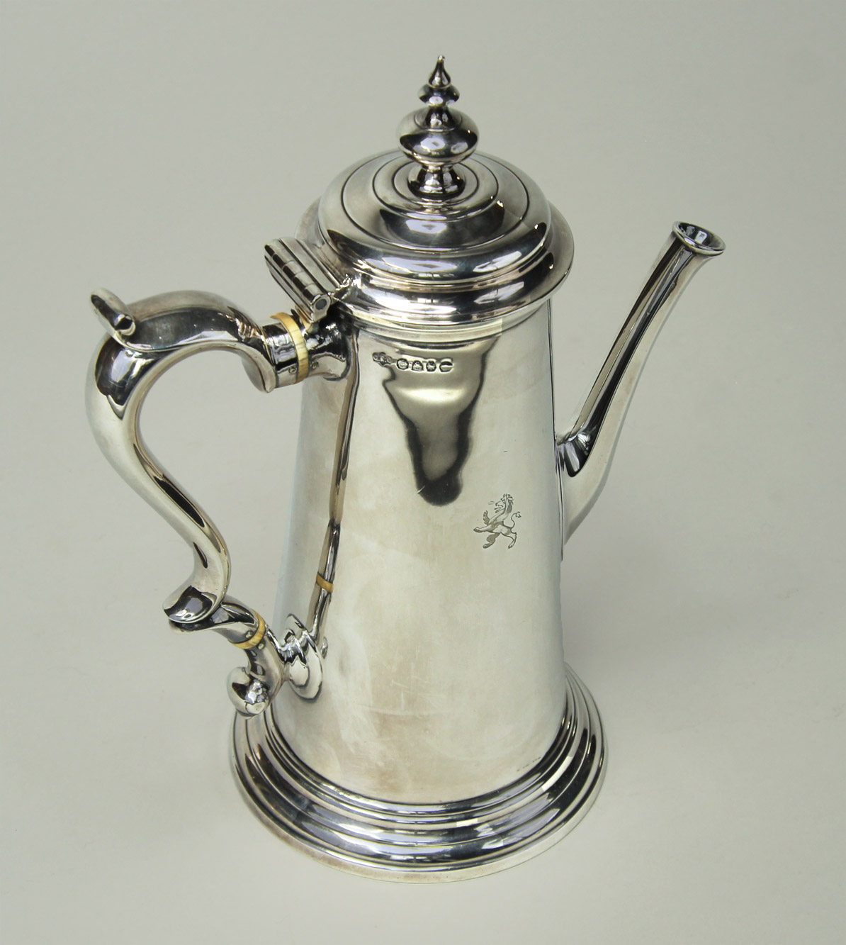  CAFETERA INGLESA DE METAL PLATEADO CON TAPA.