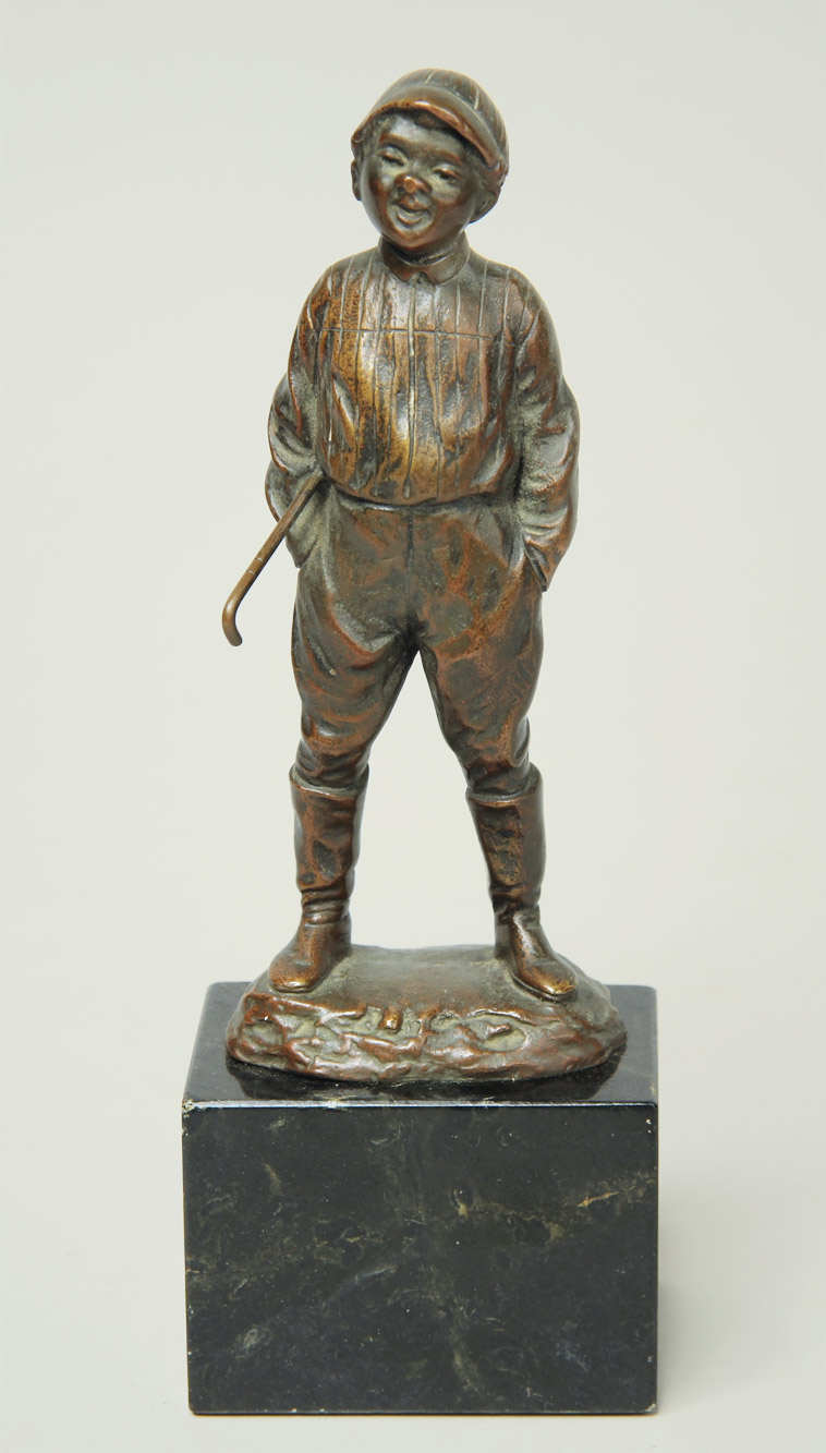  PEQUEÑA FIGURA DE BRONCE CON PATINA MARRON.