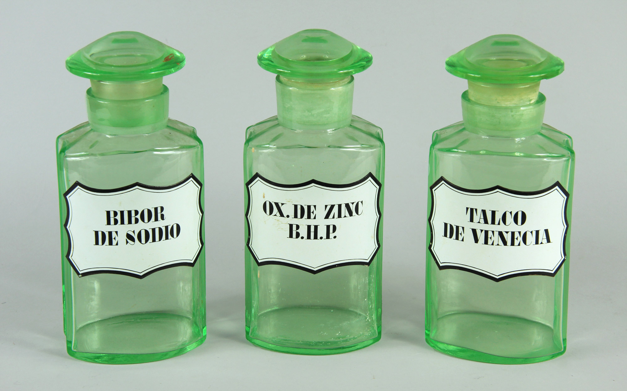  TRES ANTIGUOS FRASCOS DE VIDRIO VERDE PARA FARMACIA.