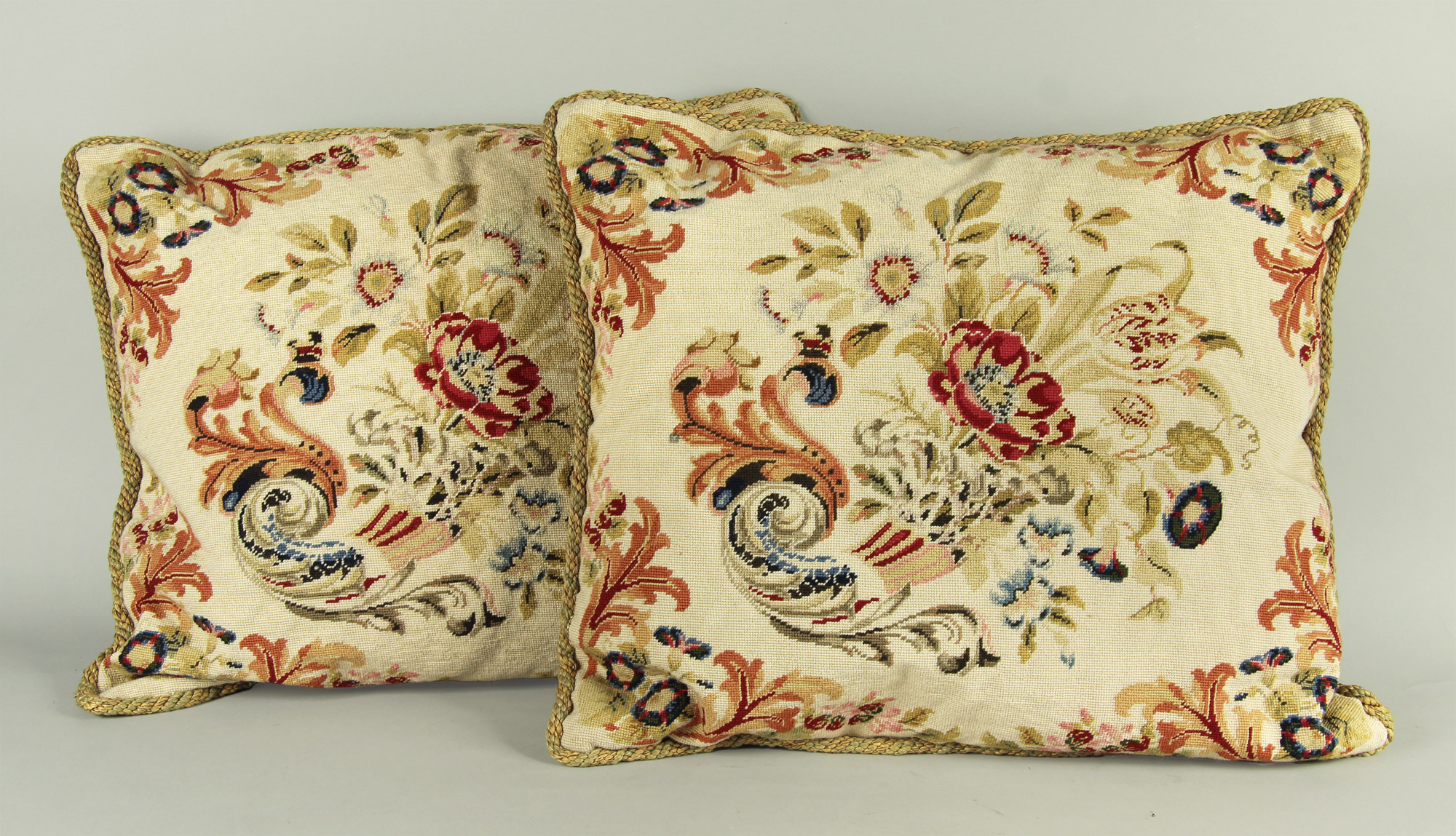  PAR DE ALMOHADONES INGLESES CON TAPICERIA NEEDLEPOINT.