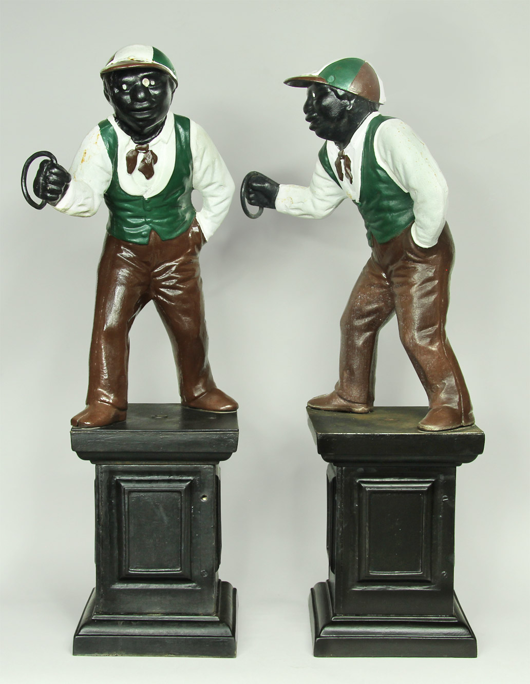  PAR DE FIGURAS DE FUNDICION DE HIERRO PINTADO. 