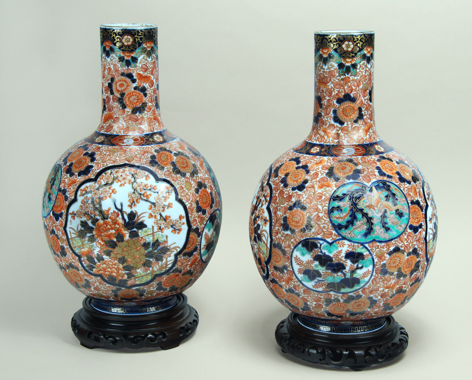  PAR DE ANTIGUOS VASOS DE PORCELANA JAPONESA DE IMARI. 
