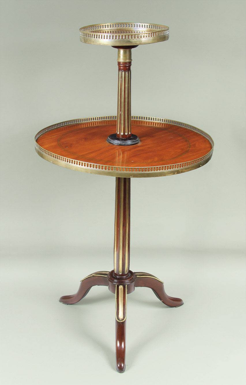  MESA INGLESA ALTA DE DOBLE ESTANTE. 