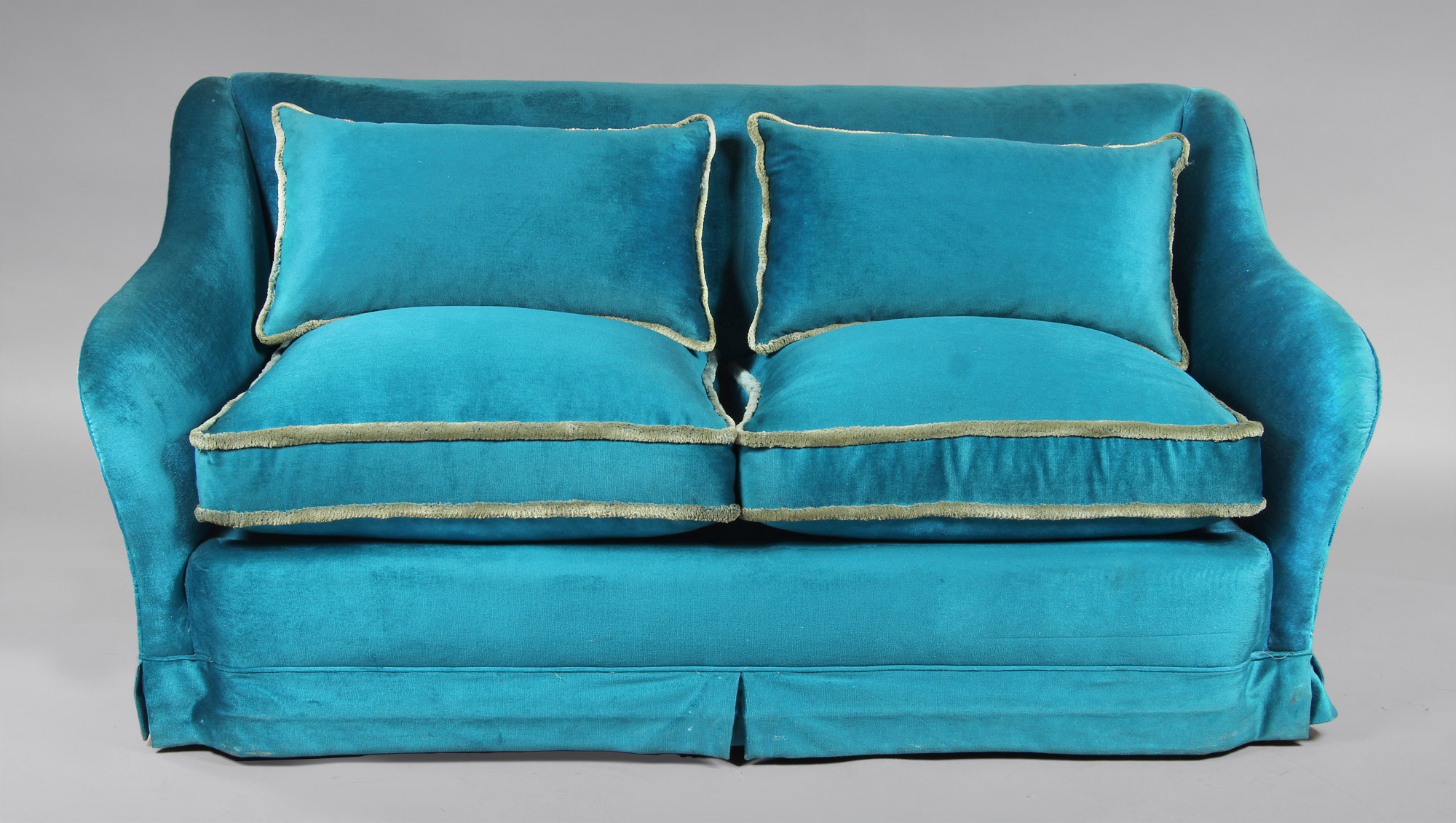  SOFA CONFORTABLE PARA DOS CUERPOS.