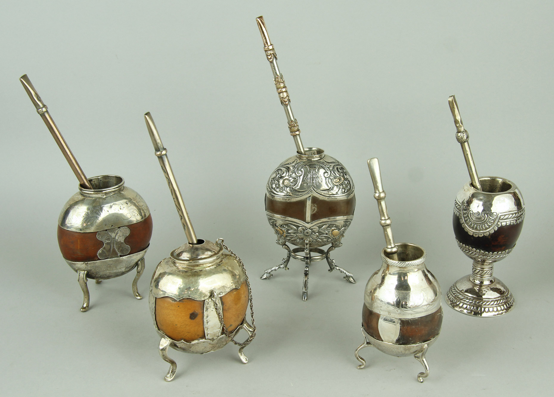 Lotes 433, 432, 435, 434 y 436: 
																		ANTIGUO MATE NORTEÑO DE CALABAZA GALLETA. 
																		ANTIGUO MATE PORTEÑO CON PUNZON DE PLATERO J. FERNANDEZ. 
																		PEQUEÑO MATE PORTEÑO DE CALABAZA OSCURA. 
																		ANTIGUO MATE NORTEÑO DE CALABAZA RUBIA. 
																		ANTIGUO MATE CRIOLLO DE PRINCIPIOS DEL SIGLO XX. 