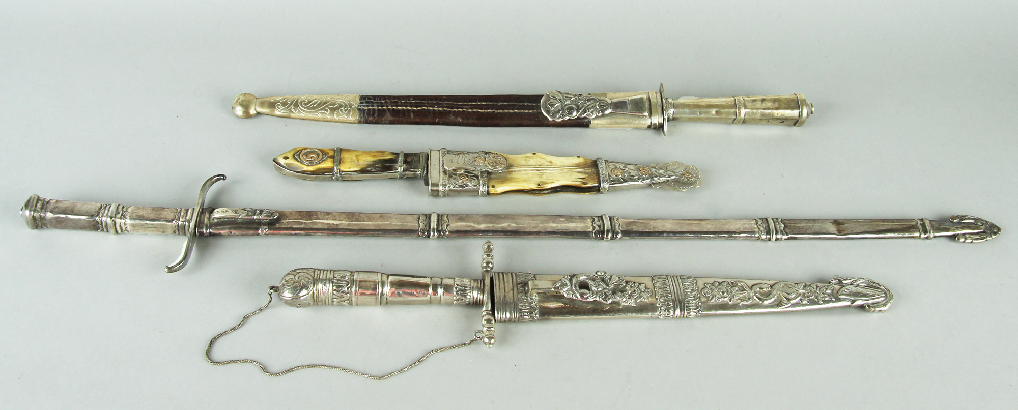Lotes 489, 527, 478 y 426: 
																		ANTIGUO FACON PICASO SALTEÑO CON PUNZON DE PLATERO CORBALAN.
																		CUCHILLO CRIOLLO PORTEÑO DE MEDIADOS DEL SIGLO XX. 
																		ANTIGUO FACON CARONERO PORTEÑO DEL SIGLO XIX. 
																		ANTIGUO FACON PORTEÑO CON YESQUERO SIGLO XIX. 