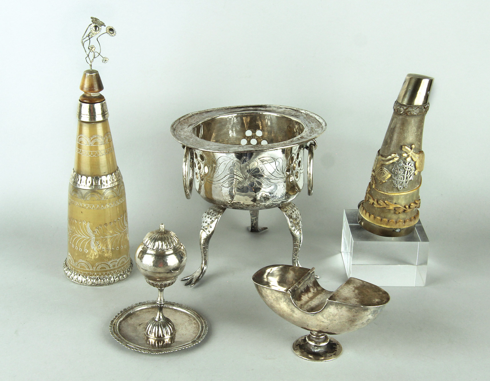 Lotes 496, 498, 499, 500 y 497: 
																		ANTIGUA BOTELLA CRIOLLA DE ASTA CON TAPON. 
																		ANTIGUO BRASERO PORTEÑO DEL SIGLO XIX. 
																		ANTIGUO CHAMBAO DE GUAMPA PORTEÑO DEL SIGLO XIX. 
																		ANTIGUO SAHUMADOR RIOPLATENSE DEL SIGLO XIX. 
																		ANTIGUA NAVETA COLONIAL DEL SIGLO XIX. 