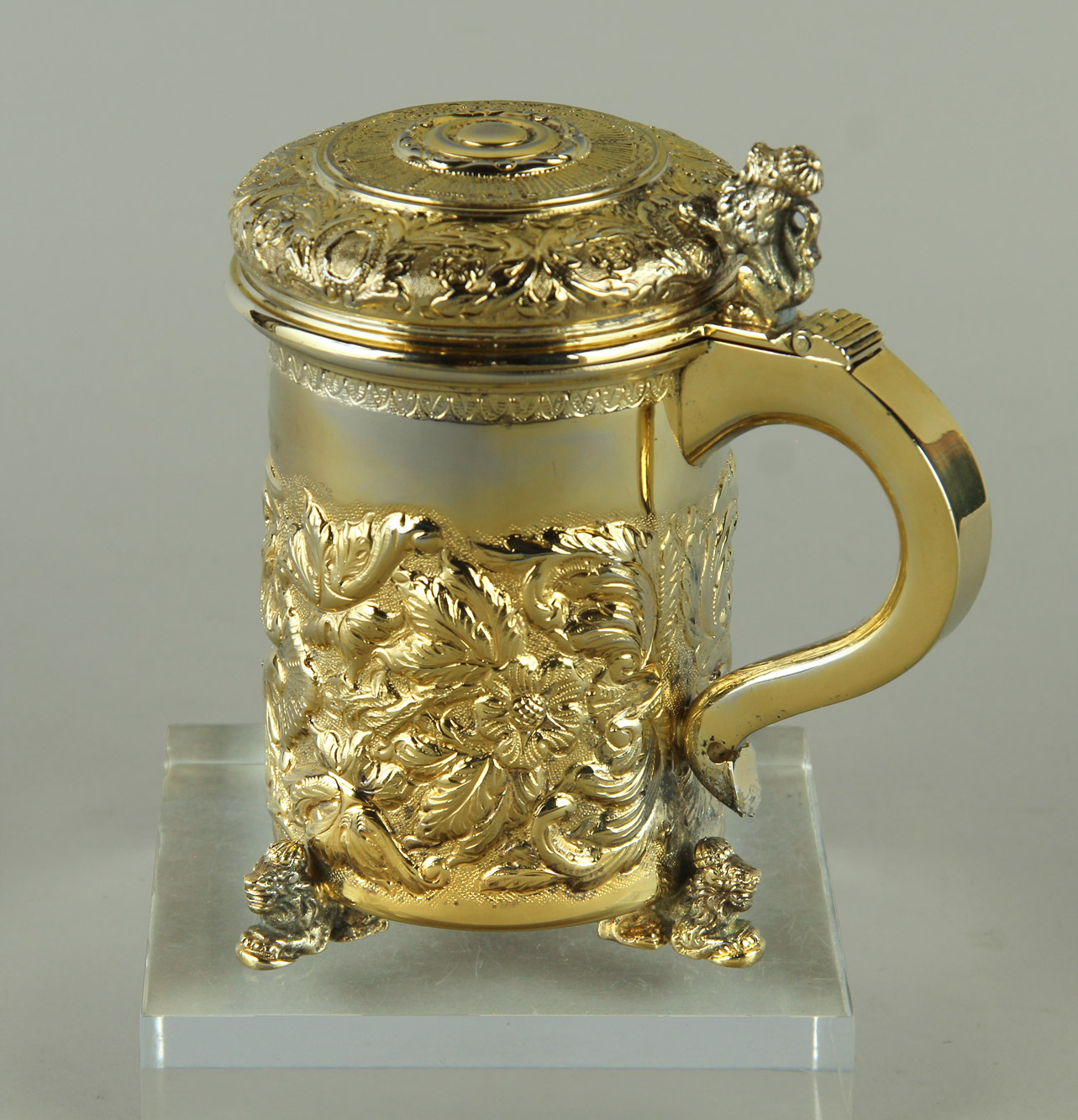  ANTIGUO TANKARD DE PLATA EUROPEA SELLADA CON TAPA.