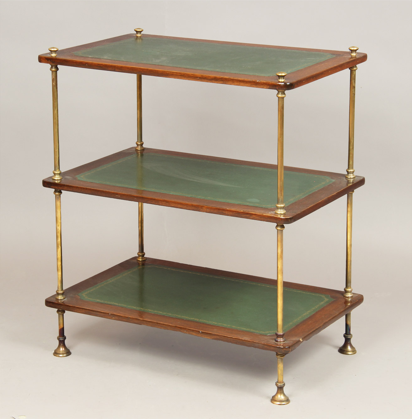  PEQUEÑA MESA ETAGERE DE TRES ESTANTES. 