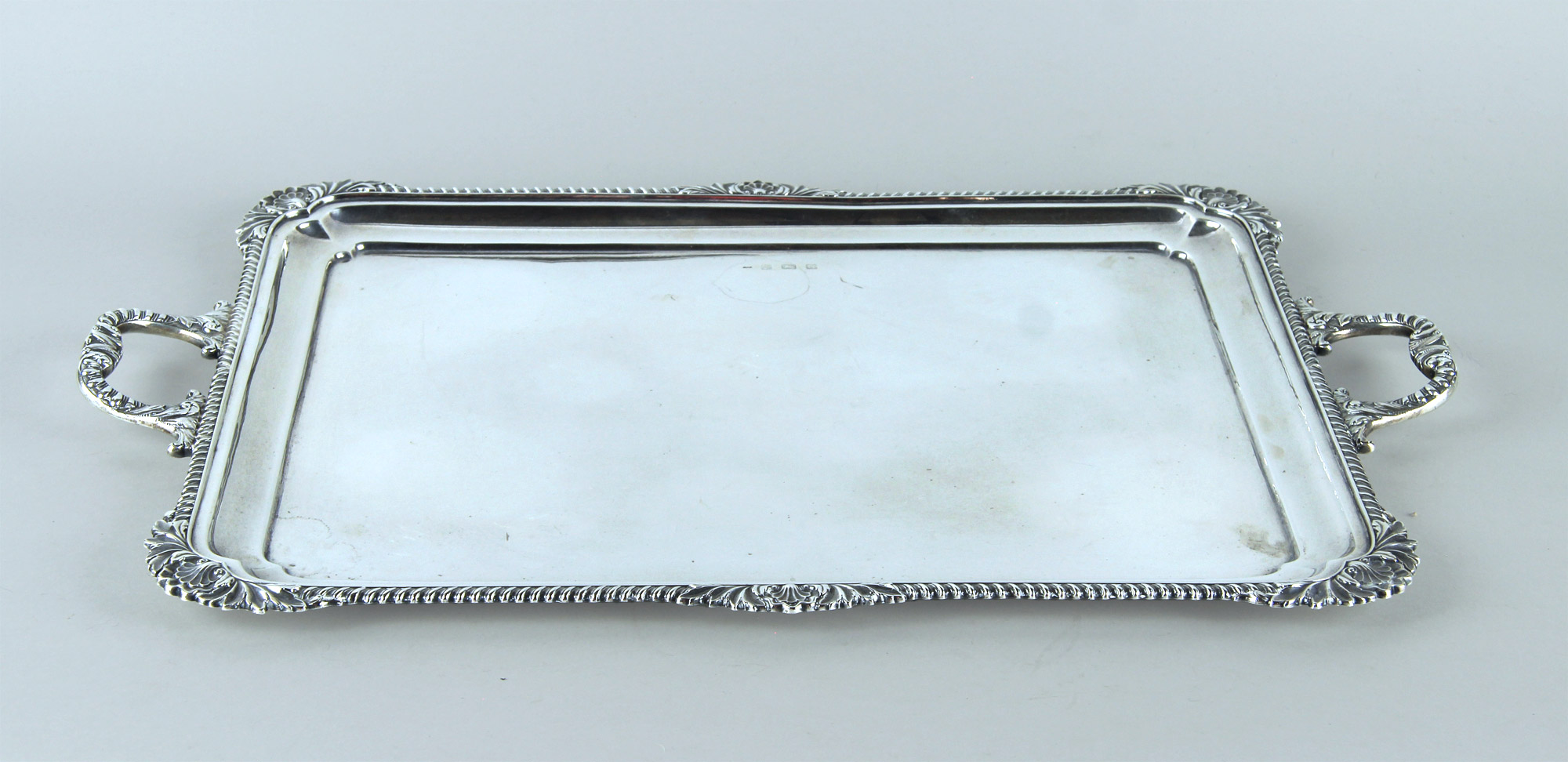  BANDEJA RECTANGULAR DE PLATA INGLESA SELLADA. 