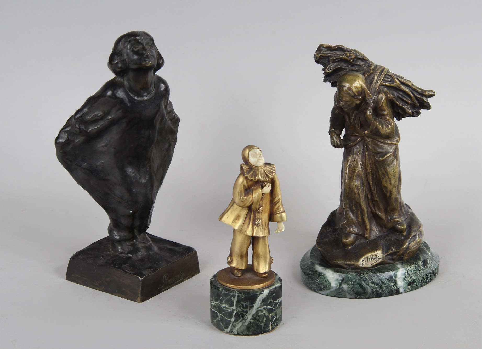 Lotes 633 y 632: 
																		'NIÑA SALUDANDO'
																		D'ASTE, Joseph: 'ANCIANA LEÑADORA'