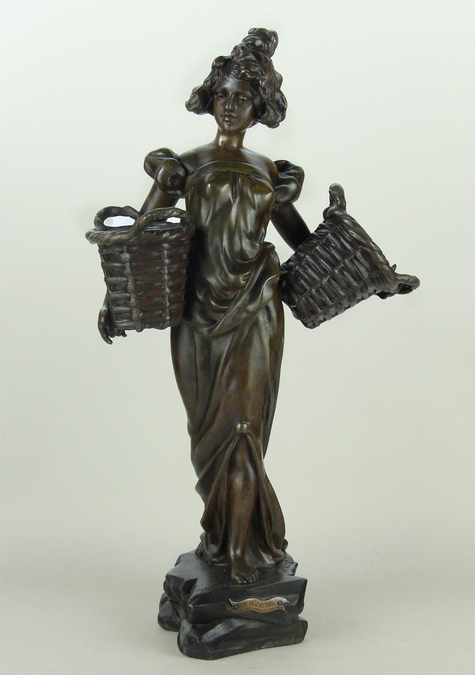  'JEUNE FILLE AUX PANIERS'