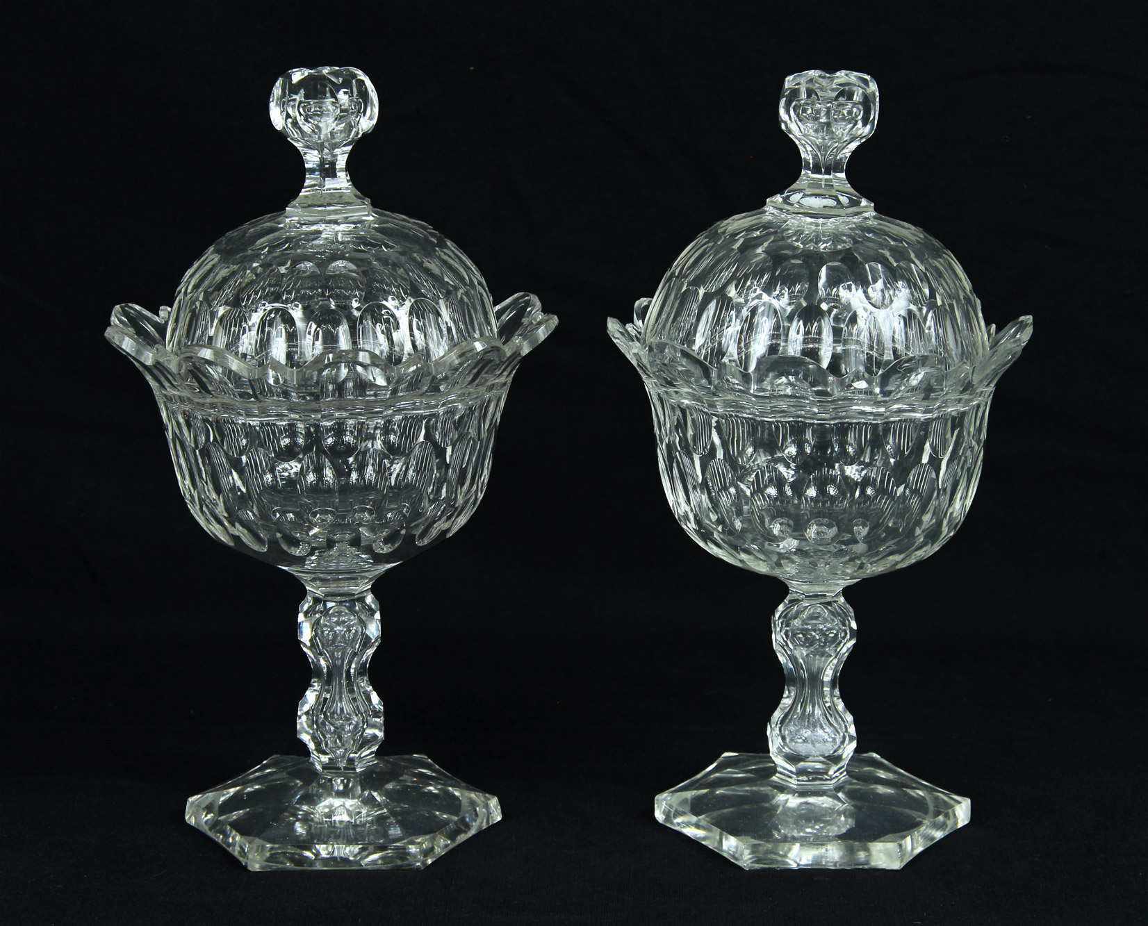  PAR DE BOMBONERAS DE FINO MEDIO CRISTAL CON TAPA. 