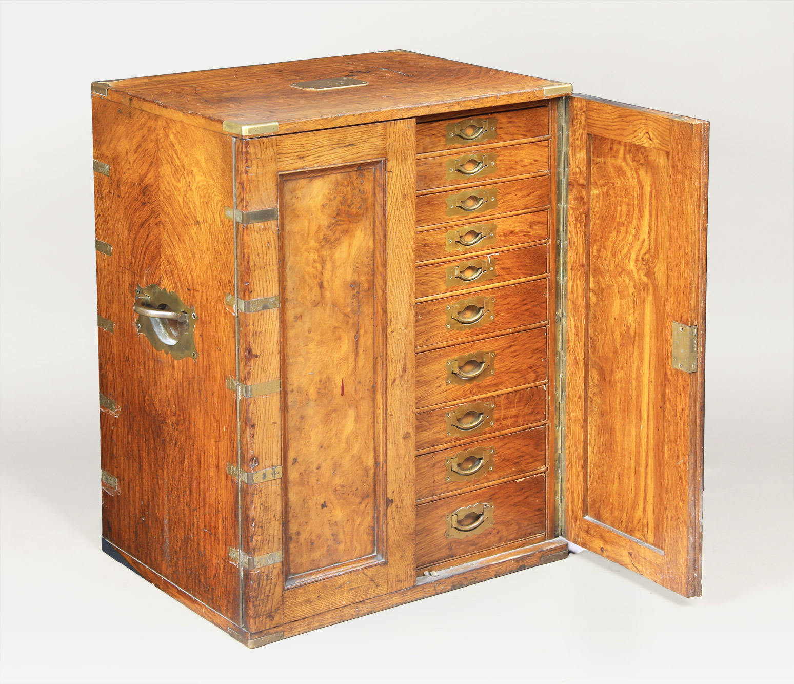  MUEBLE CUBIERTERO EN MADERA DE ROBLE. 