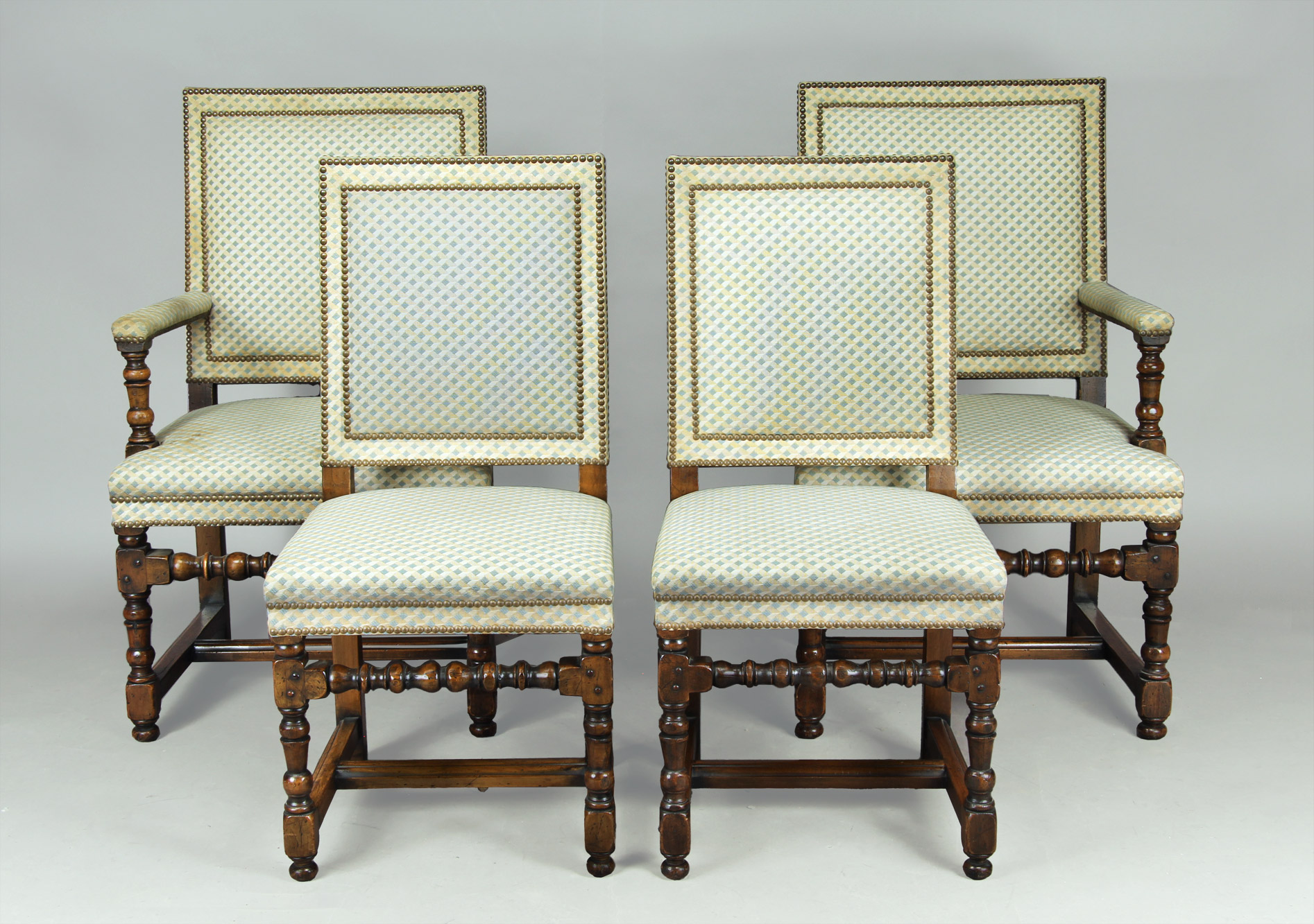  DOS SILLONES Y OCHO SILLAS DE ESTILO INGLES PARA COMEDOR. 
