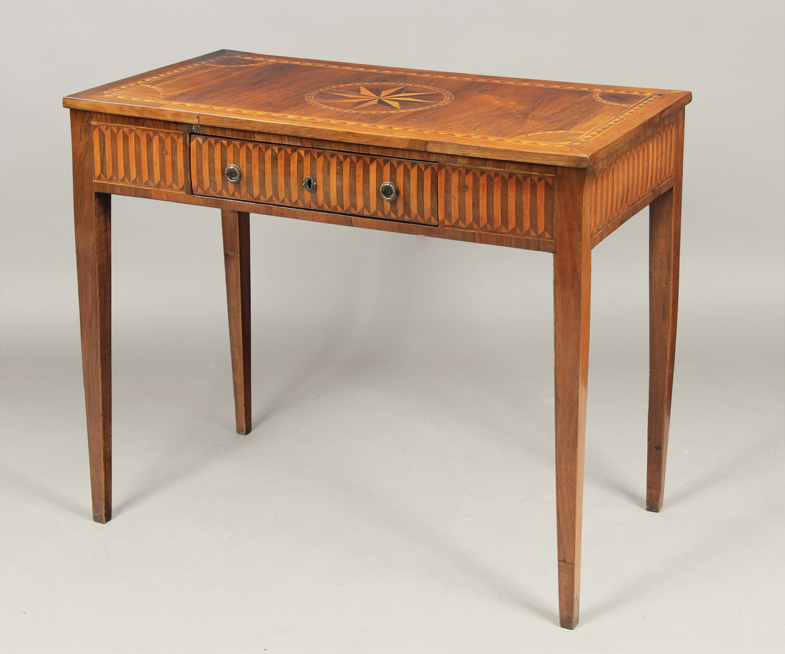  ANTIGUA MESA ITALIANA DE FORMA RECTANGULAR. 