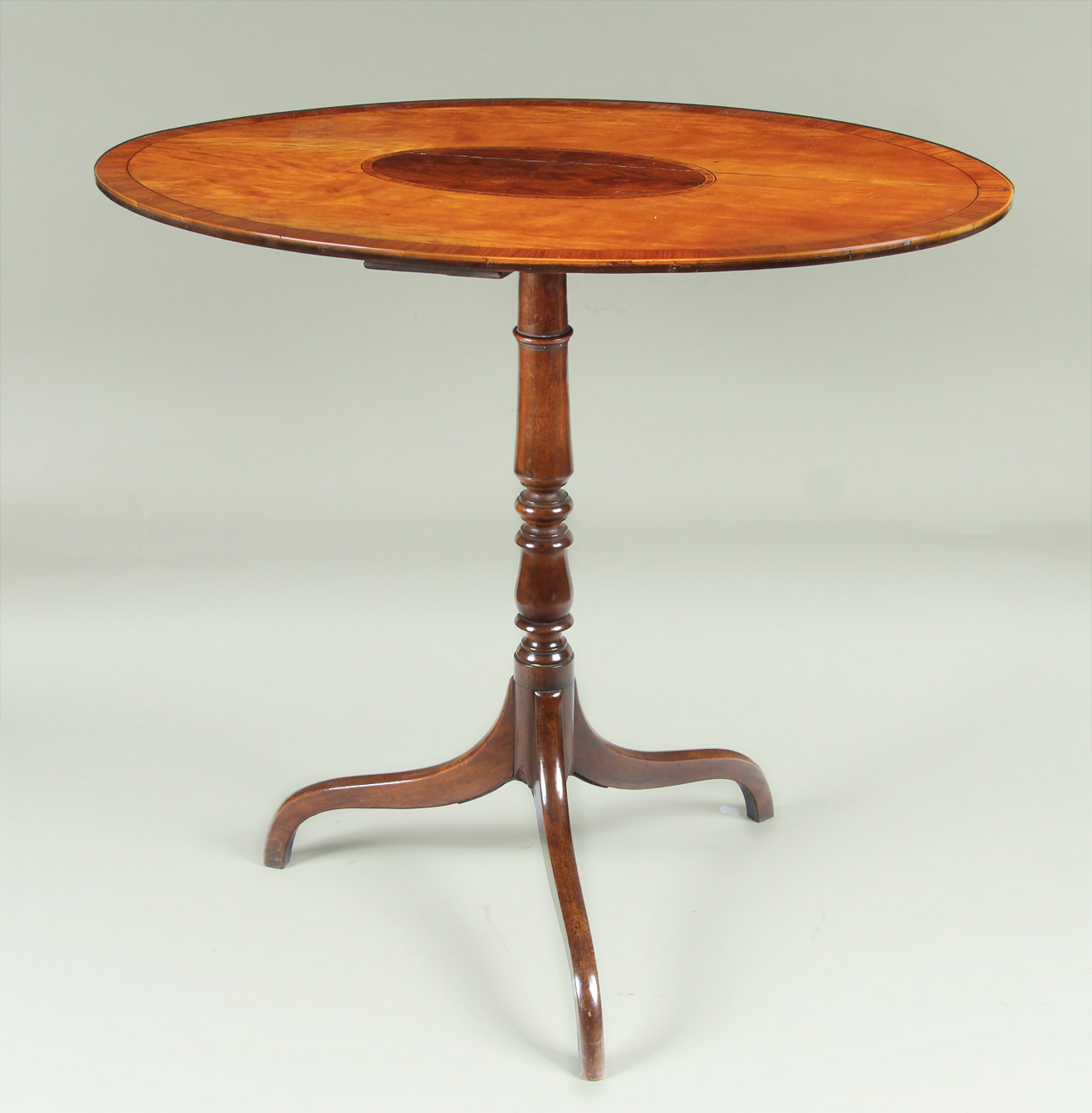  PEQUEÑA MESA INGLESA EDUARDIANA DE FORMA OVAL. 
