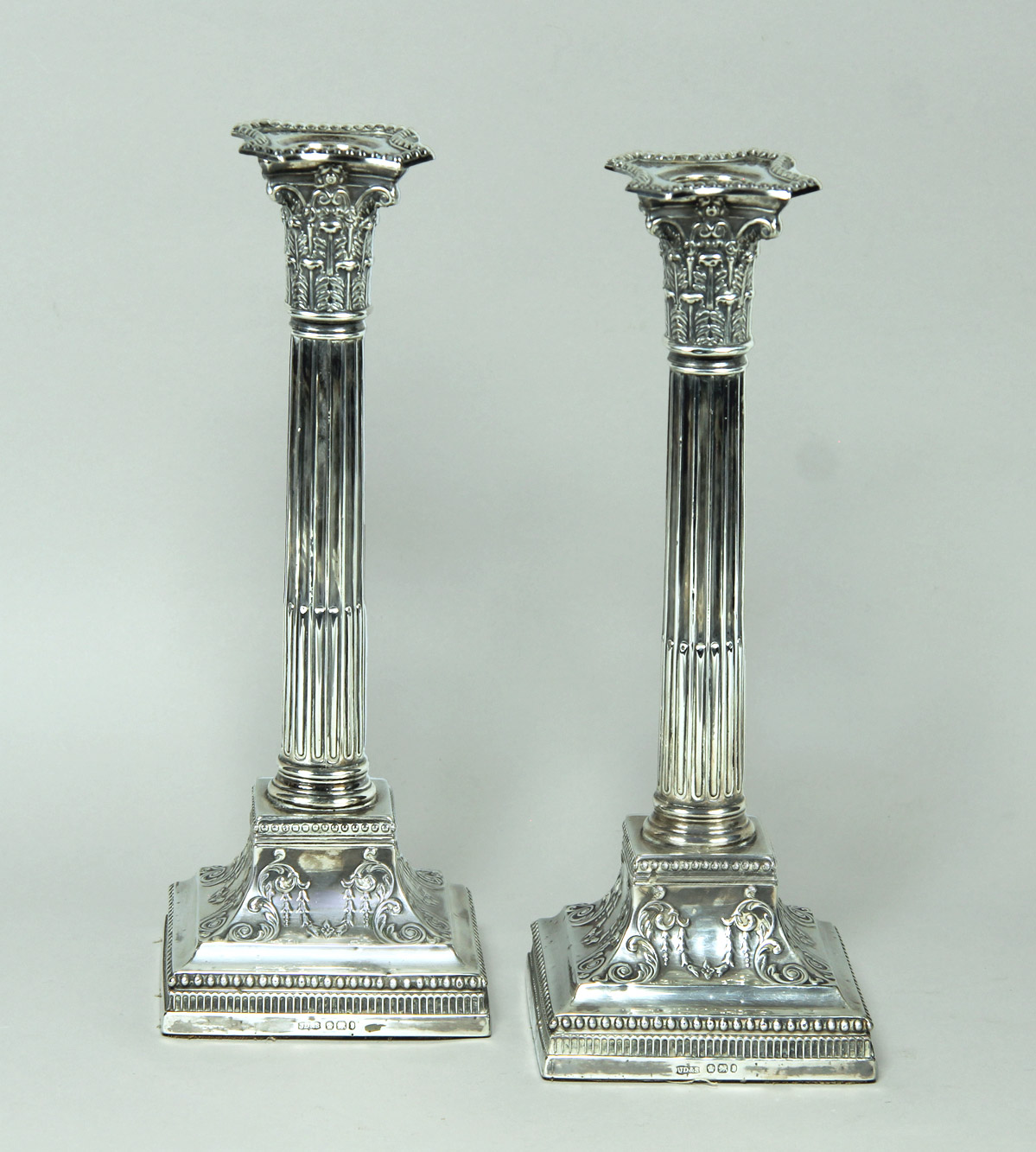  PAR DE CANDELEROS DE PLATA INGLESA SELLADA. 