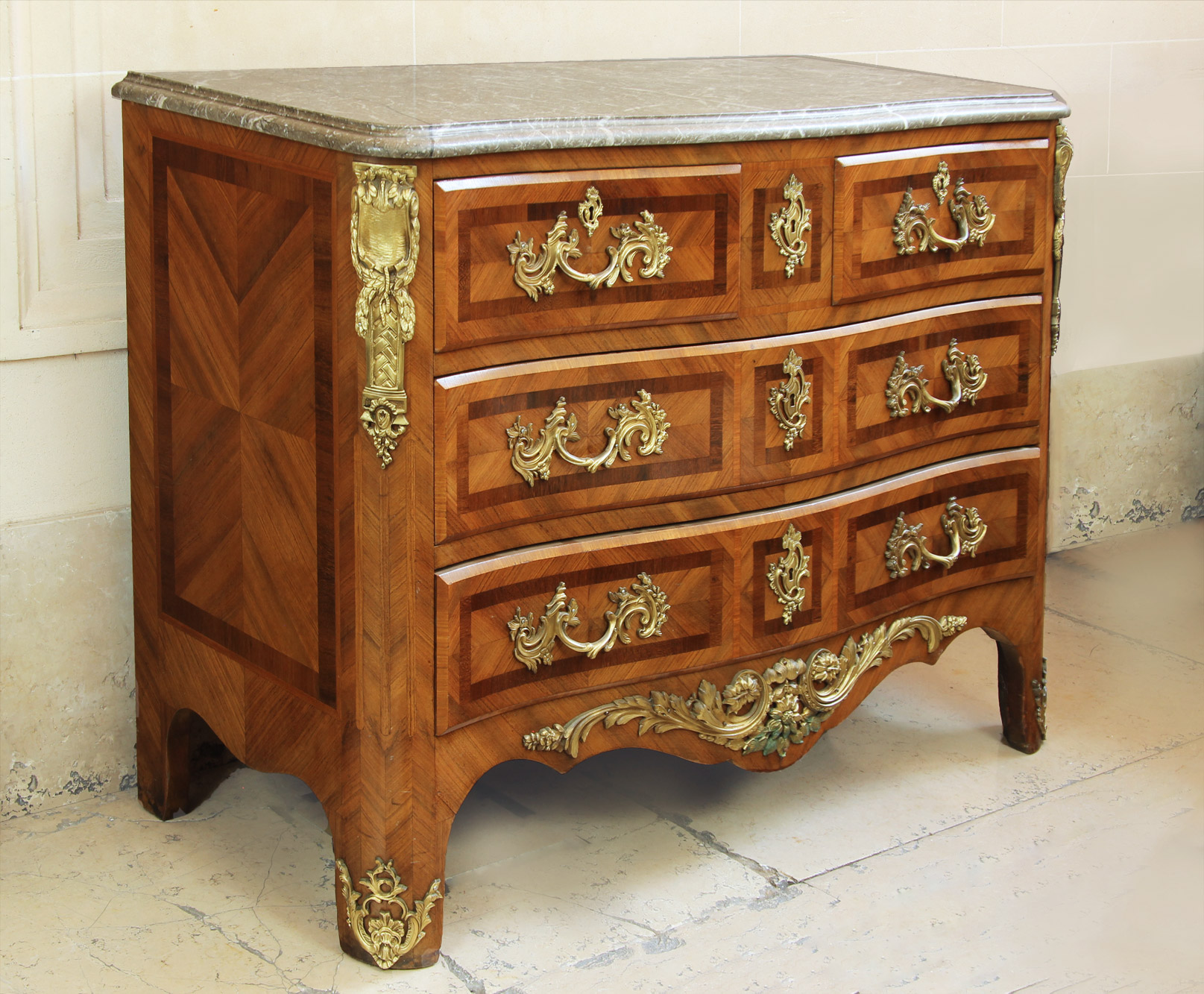  COMODA DE ESTILO FRANCES REGENCE. 